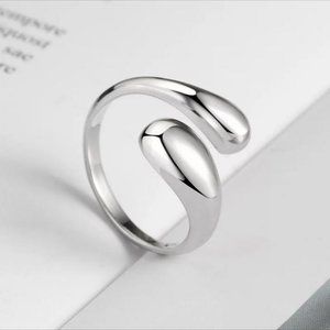Women's ring in silver color, with adjustable size